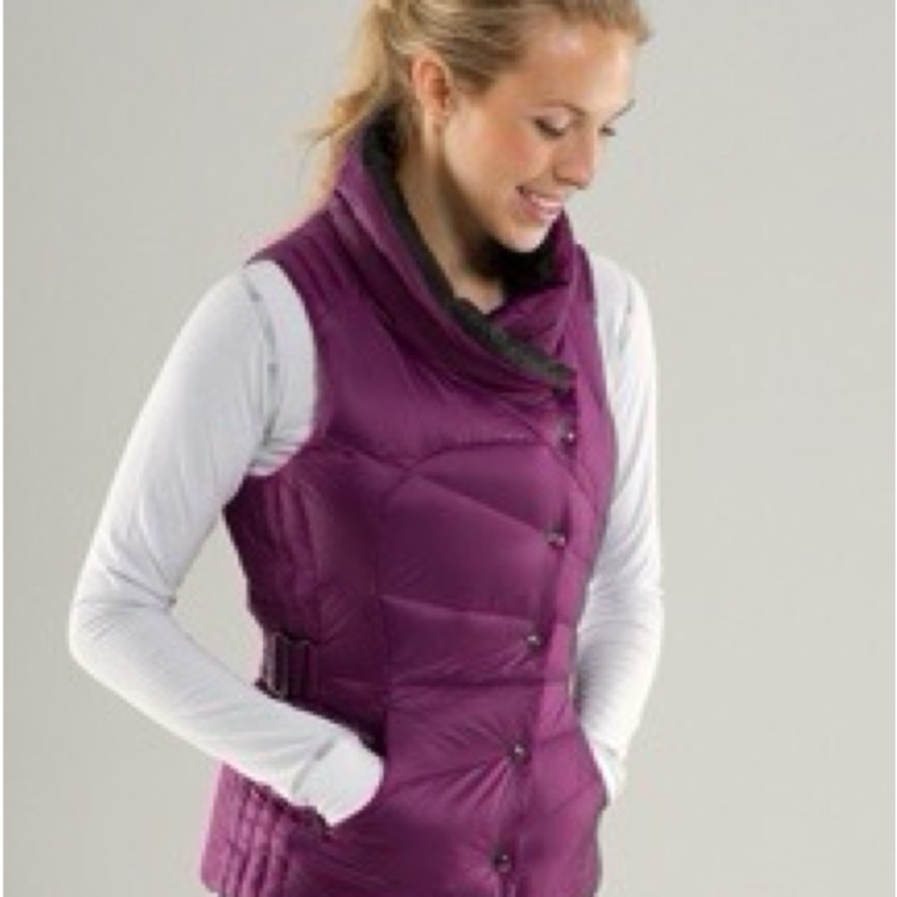 LULULEMON Get Down Reversible Puffer Vest. Black/plum. Size 6